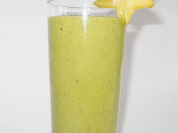 Grüner Smoothie mit Gurke, Löwenzahn und Mandeln Grüner Smoothie mit Gurke, Löwenzahn und Mandeln