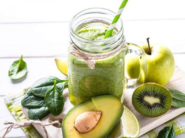 Grüner Smoothie mit Kiwi und Apfel - lowcarbrezepte.org