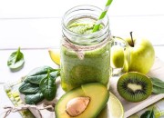 Grüner Smoothie mit Kiwi und Apfel