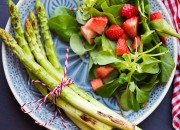 Grüner Spargel mit Salat und Erdbeeren