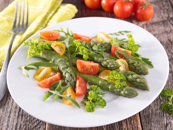 Grüner Spargelsalat mit Rucola - lowcarbrezepte.org