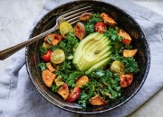 Grünkohlsalat mit gebackener Süßkartoffel und Avocado