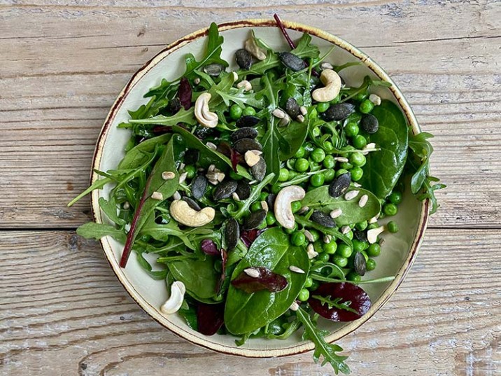 Grüner Salat mit Erbsen und Cashewkernen Grüner Salat mit Erbsen und Cashewkernen