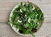 Grüner Salat mit Erbsen und Cashewkernen