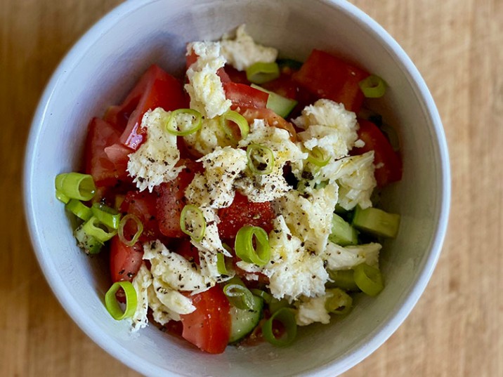 Gurken-Tomaten-Salat mit Mozzarella und Lauchzwiebel - lowcarbrezepte.org