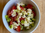 Gurken-Tomaten-Salat mit Mozzarella und Lauchzwiebel