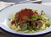 Hackbällchen mit Zucchini-Nudeln