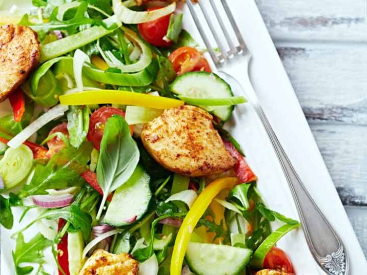 Hähnchen-Gemüse-Salat mit frischen Kräutern - lowcarbrezepte.org