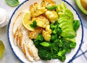Hähnchen mit Blumenkohl, Brokkoli und Avocado