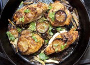 Hähnchen im Ofen mit Zitrone und Oliven