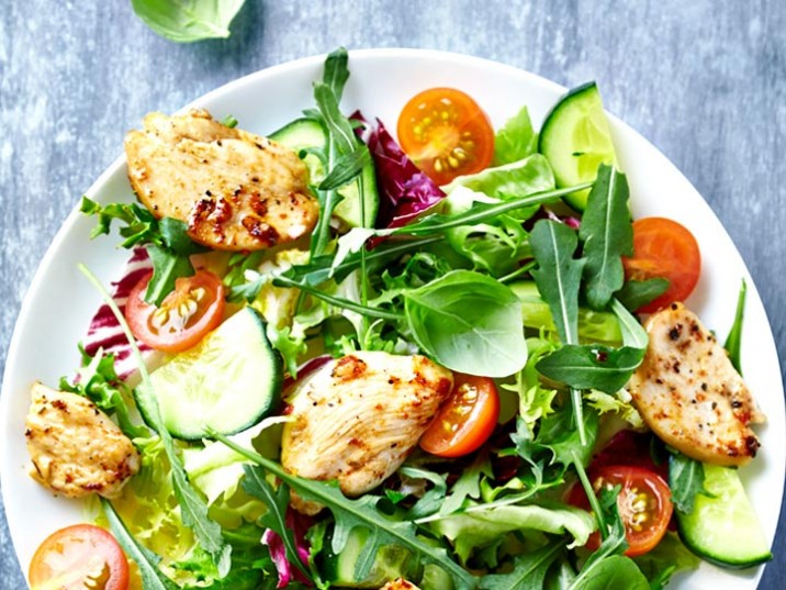 Hähnchenbrust mit bunten Salat