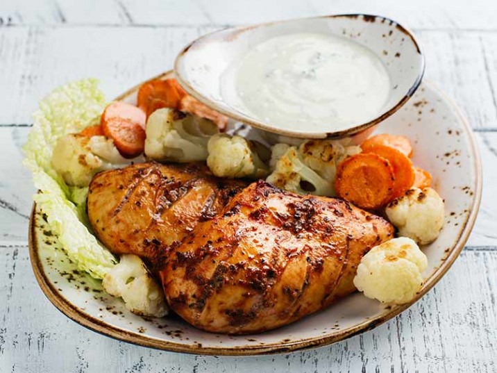 Hähnchenbrust mit Harissa, Gemüse und Tzatziki Hähnchenbrust mit Harissa, Gemüse und Tzatziki