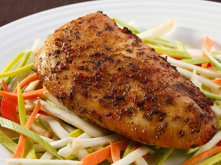 Hähnchenbrust mit Julienne-Gemüse-Salat Hähnchenbrust mit Julienne-Gemüse-Salat