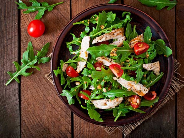 Hähnchenbrust mit Rucola und Tomaten Hähnchenbrust mit Rucola und Tomaten