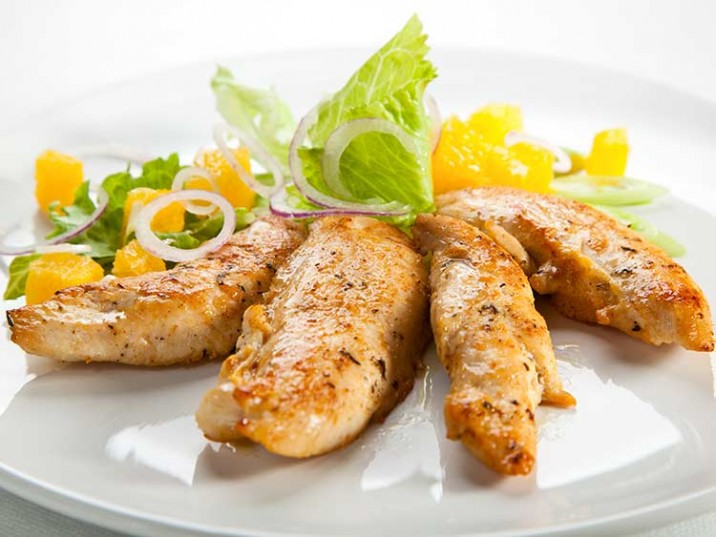 Hähnchenbrustfilet mit Orangenfilets und Salat Hähnchenbrustfilet mit Orangenfilets und Salat
