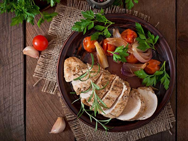 Hähnchenbrustfilet mit Schalotten und Tomaten in Rotweinsauce Hähnchenbrustfilet mit Schalotten und Tomaten in Rotweinsauce