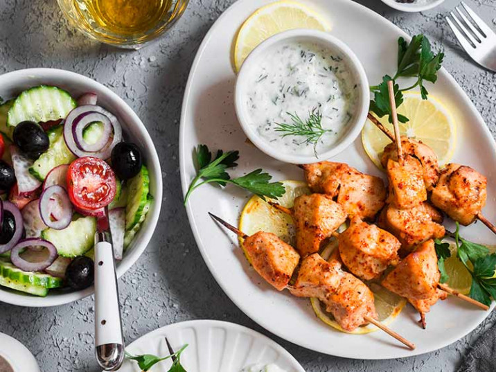 Hähnchenspieße mit Gemüse-Salat und Joghurt Dip - lowcarbrezepte.org