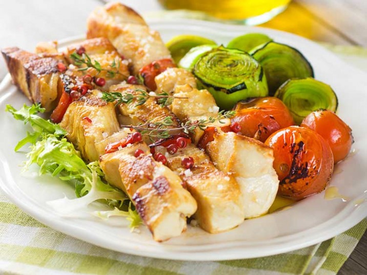 Hähnchenspieße mit Lauchgemüse und Tomaten Hähnchenspieße mit Lauchgemüse und Tomaten