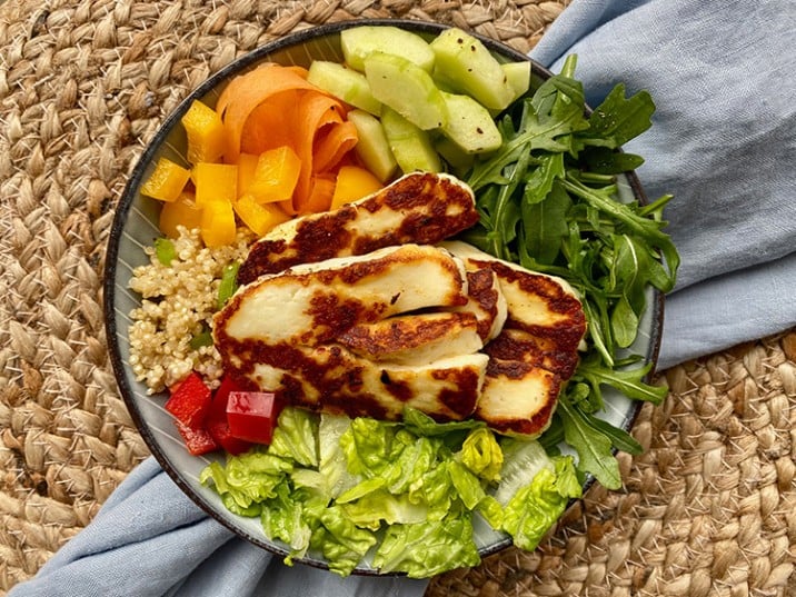 Halloumi Bowl mit Rucola