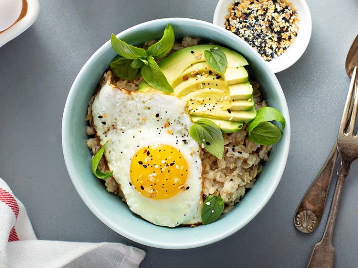 Herzhaftes Porridge mit Spiegelei und Avocado