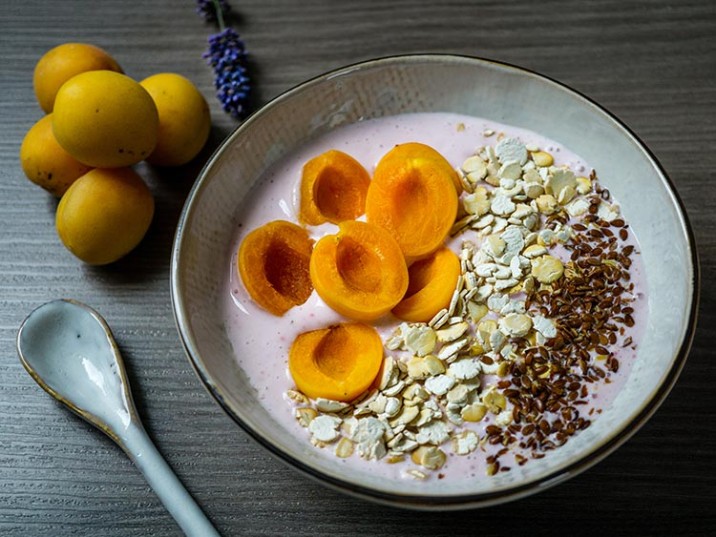 Himbeer-Bowl mit Aprikosen, Soja Flakes und Leinsamen