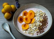 Himbeer-Bowl mit Aprikosen, Soja Flakes und Leinsamen