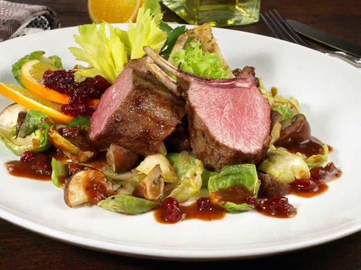 Hirschkarree mit Rosenkohl und Preiselbeeren Hirschkarree mit Rosenkohl und Preiselbeeren