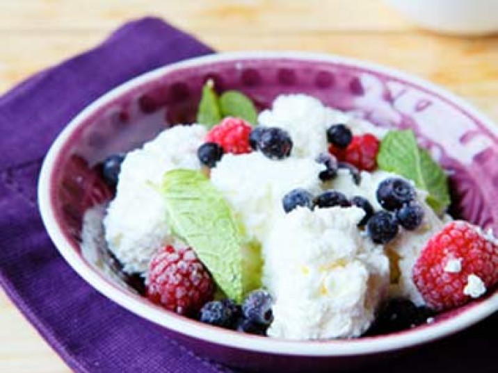 Hüttenkäse mit Beeren und Agavendicksaft