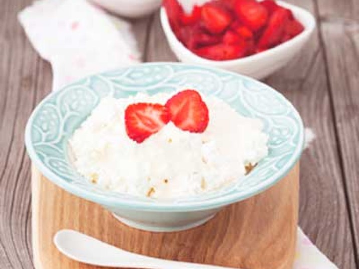 Hüttenkäse mit Sojajoghurt und Erdbeeren - lowcarbrezepte.org
