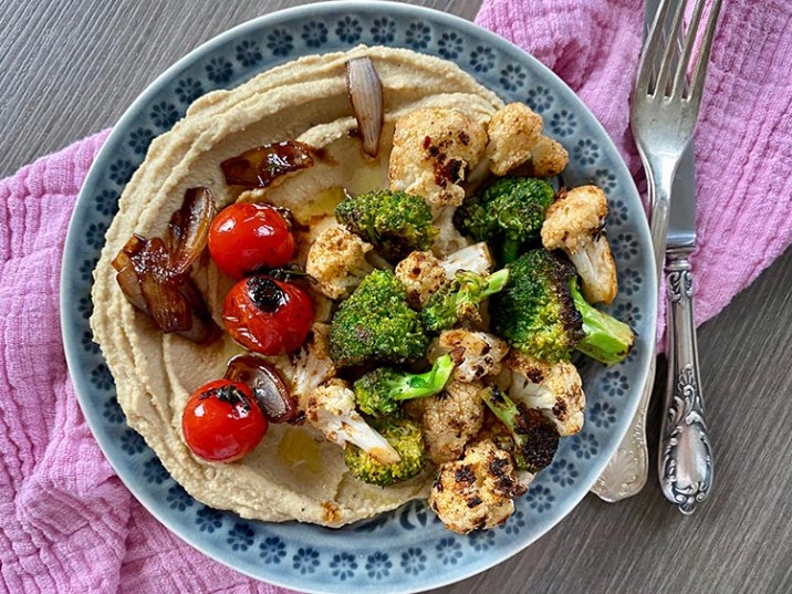 Hummus mit Brokkoli und Blumenkohl Hummus mit Brokkoli und Blumenkohl