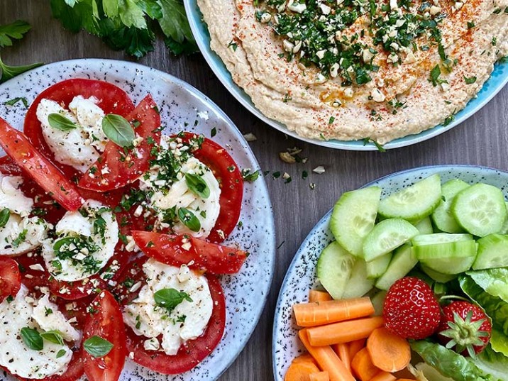 Hummus mit bunten Salattellern Hummus mit bunten Salattellern