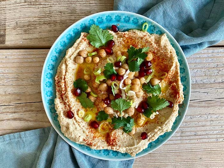 Hummus mit Granatapfel und Koriander Hummus mit Granatapfel und Koriander