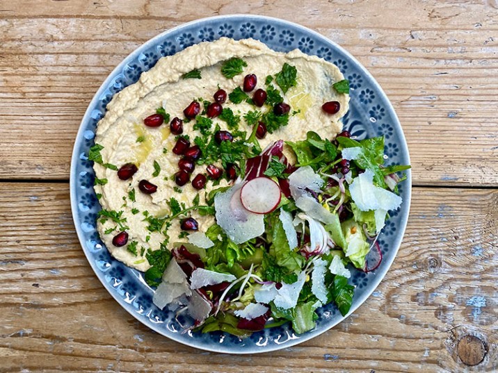 Hummus mit grünem Salat und Parmesan