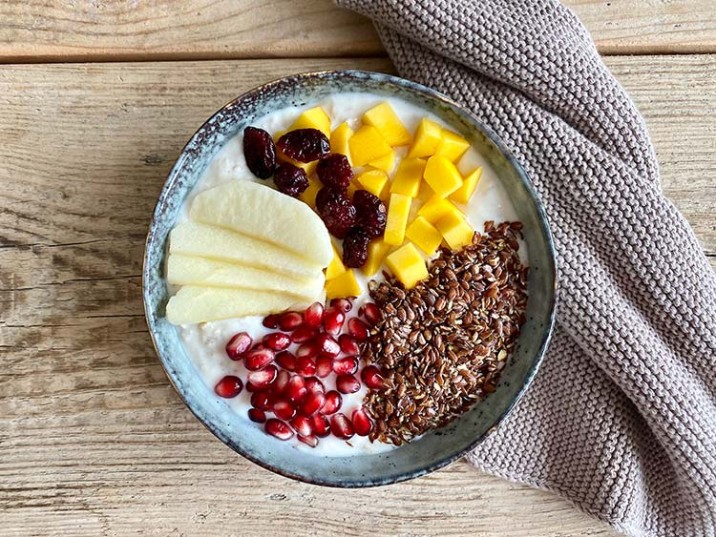 Joghurt-Früchte-Bowl mit Leinsamen - lowcarbrezepte.org