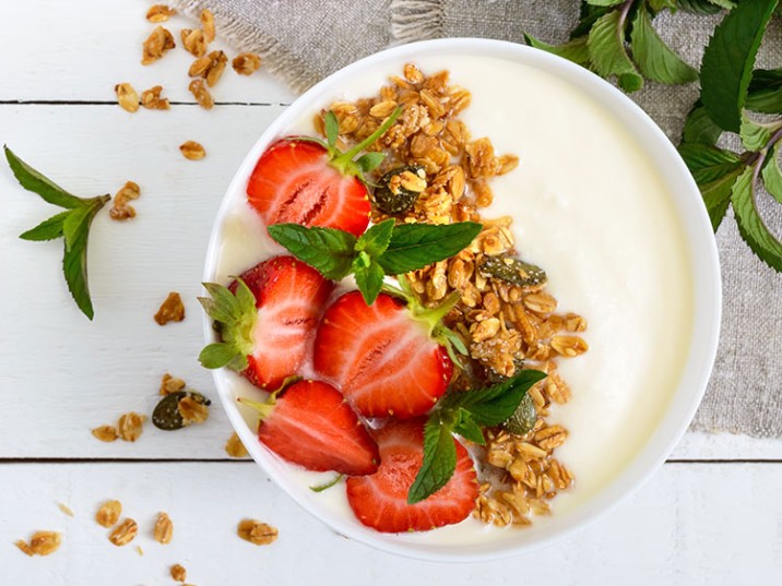 Joghurt mit Erdbeeren und Müsli