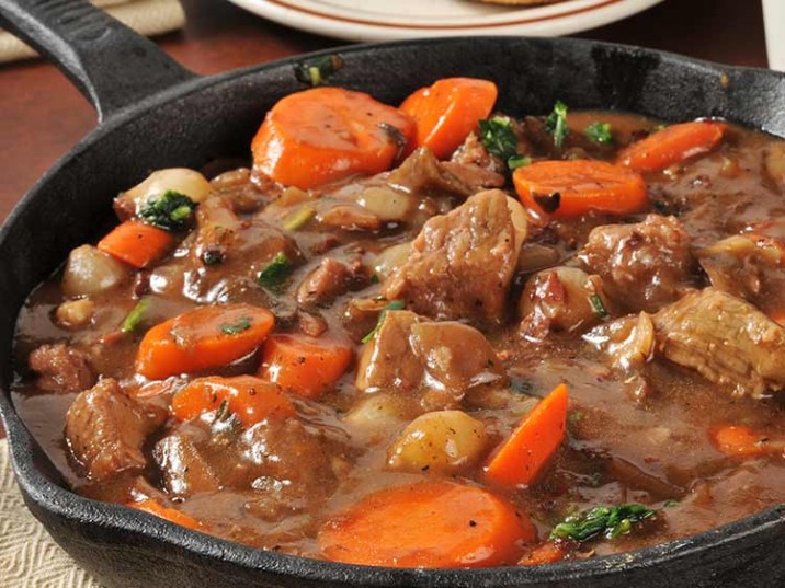Kalbsgulasch mit Möhren und Schalotten Kalbsgulasch mit Möhren und Schalotten