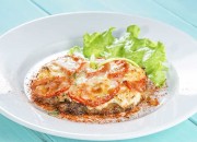 Kalbsschnitzel mit Tomaten und Käse überbacken