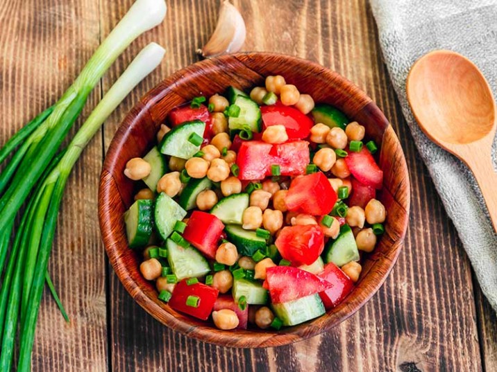 Kichererbsen-Salat mit Tomaten und Gurke