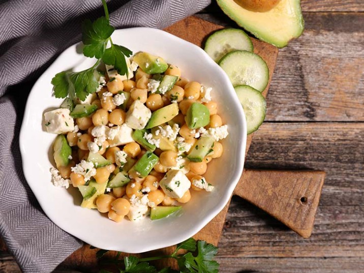 Kichererbsensalat mit Feta, Avocado und Gurke