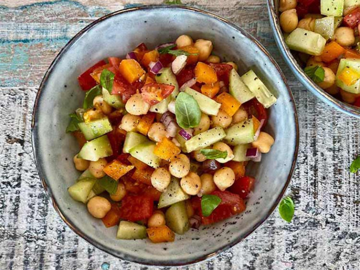 Kleiner bunter Salat mit Kichererbsen Kleiner bunter Salat mit Kichererbsen