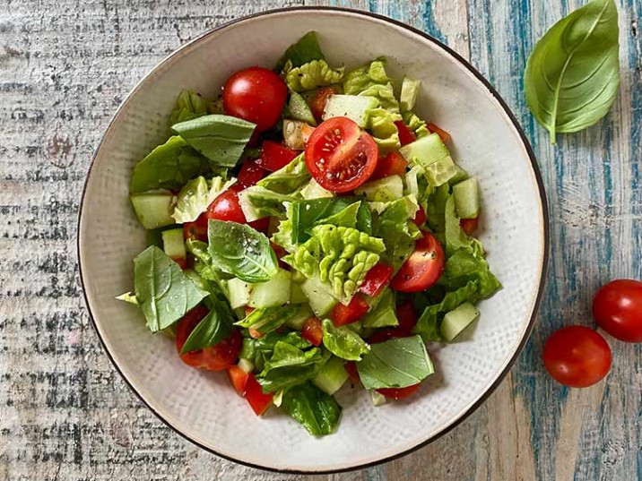 Kleiner Salat mit Tomaten und Gurke