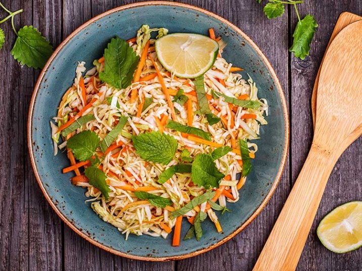 Krautsalat mit Minze und Limettensaft Krautsalat mit Minze und Limettensaft