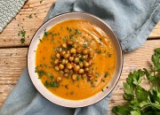 Kürbissuppe mit gerösteten Kichererbsen