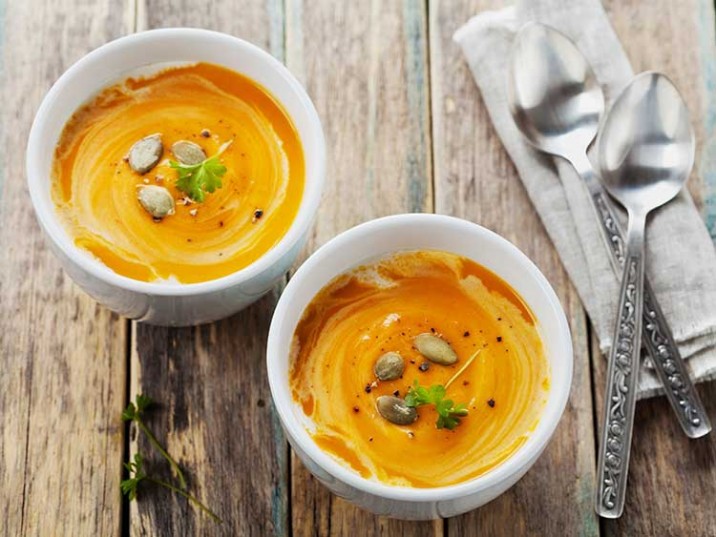 Kürbissuppe mit Kürbiskernen und Ingwer - lowcarbrezepte.org