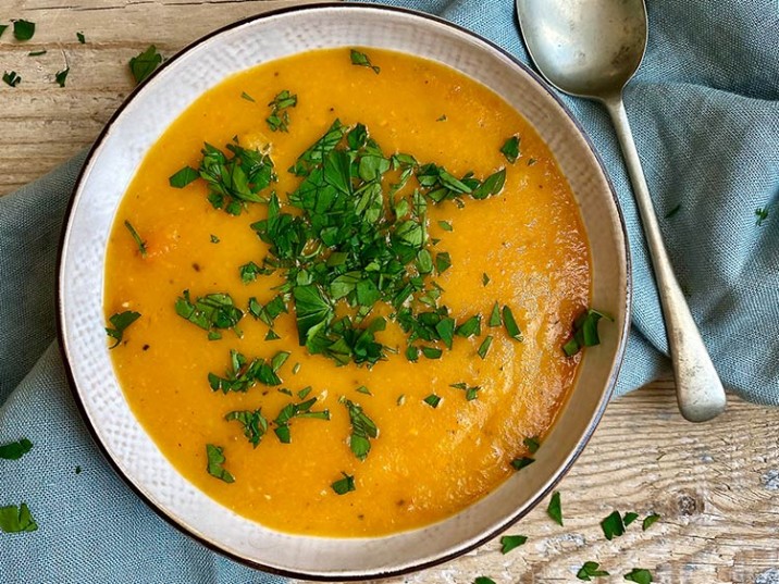 Kürbissuppe mit Möhre, Süßkartoffel und Petersilie - lowcarbrezepte.org