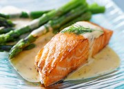 Lachs an Spargel mit leckerer Senf-Dill-Sauce