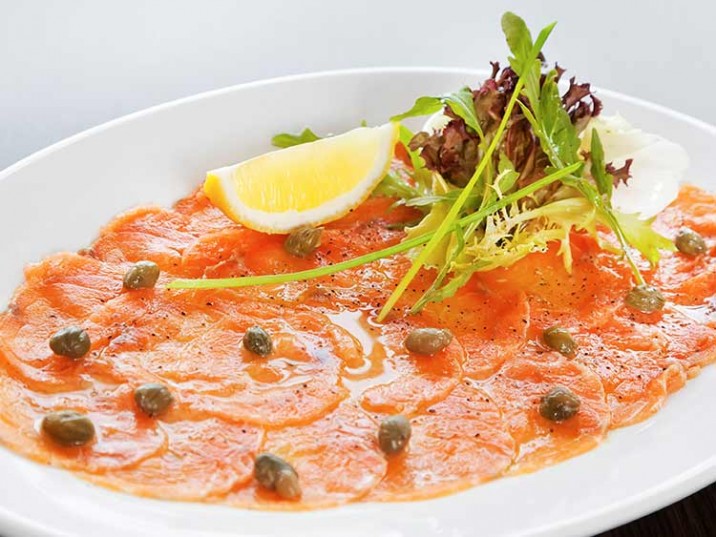 Lachs Carpaccio mit Zitrone und Kapern Lachs Carpaccio mit Zitrone und Kapern