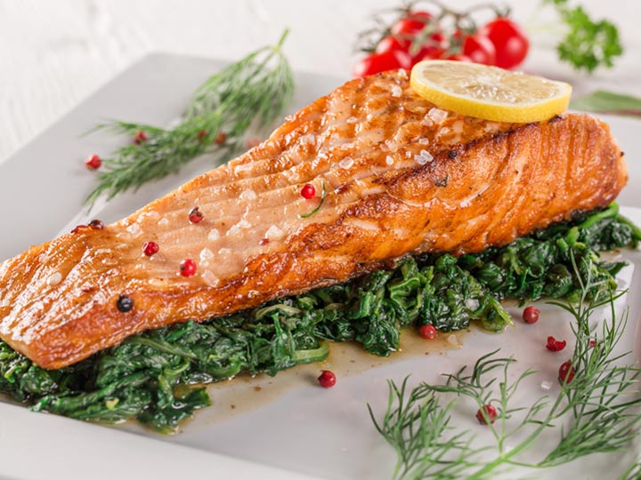 Lachsfilet auf Spinat - lowcarbrezepte.org