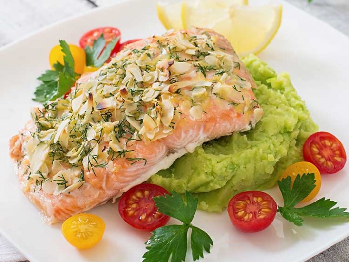 Lachsfilet mit Mandelkruste und Erbsen-Pastinakenpüree Lachsfilet mit Mandelkruste und Erbsen-Pastinakenpüree