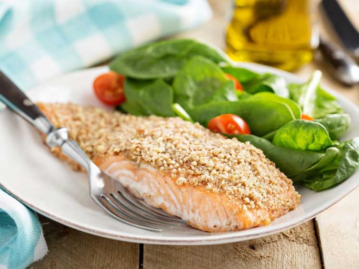 Lachsfilet mit Mandelkruste und Salat - lowcarbrezepte.org